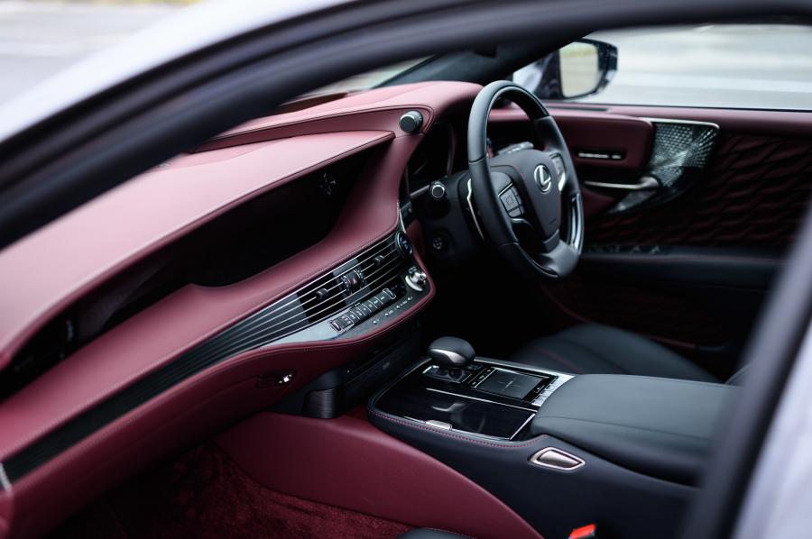 Интерьер Lexus LS500h 2017 года  (JP) (фото 21 из 35)